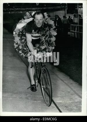 Agosto 08, 1954 - Reg Harris vince: mostra fotografica di Reg Harris , della Gran Bretagna, visto blasonata dopo aver vinto il ciclismo Copenaghen Grand Foto Stock