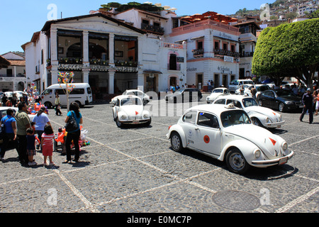 Un sacco di bianco VW Beetle taxi nella piazza principale, Plaza Borda, in argento-città mineraria di Taxco, Guerrero, Messico Foto Stock