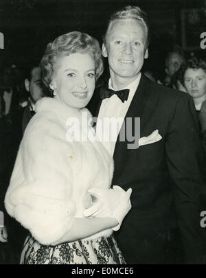 Agosto 13, 1954 - Londra, Inghilterra, Regno Unito - attrice Deborah Kerr con VAN JOHNSON all'Odeon per 'l'Caine Mutiny' premiere. Foto Stock