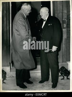 Sett. 09, 1954 - Il Signor Dulles Visite Premier al n. 10: il sig. John Foster Dulles, Stati Uniti Il segretario di Stato, questa sera ha visitato Sir Winston Churchill al n. 10 Downing street. La foto mostra: il sig. John Foster Dulles scuote le mani con Sir Winston Churchill come egli ha lasciato n. 10 di Downing street questa sera. Foto Stock