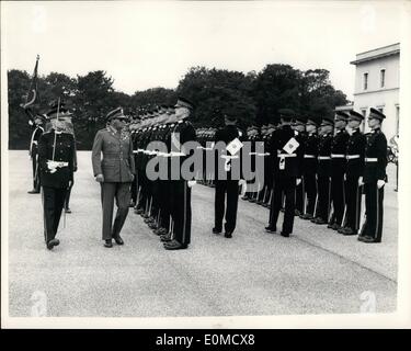 Ottobre 10, 1954 - C.IN C. Nepal visita Sandhurst Military College. Ispeziona Senior Cadetti: il generale Sir Kiran Shamsher Jung Bahadur Rana K.B.E., il Comandante in Capo dell'esercito nepalese ha pagato una visita al Royal Military Academy, Sanhurst, oggi. La foto mostra il generale Rana ispeziona la Guardia d'onore di Senior Officer cadetti. Durante la sua visita a Sanhurst oggi. Foto Stock