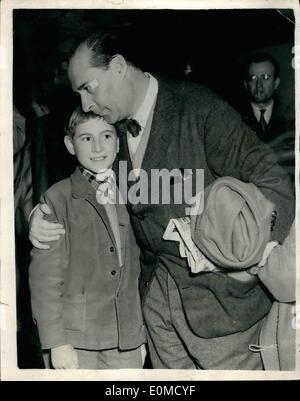 Ottobre 10, 1954 - Roberto Rossellini arriva a Londra. Prepara per ''St. Joan'' la produzione: produttore italiano Roberto Rossellini arrivato a Londra la scorsa notte per unirsi a sua moglie Ingrid Bergman ad avviare i lavori per la sua produzione in acciaio teatro di 'St. Joan'' - che la sua moglie gioca il ruolo di titolo. Mostra fotografica di Roberto Rossellini è accolto da suo figlio Renzo (13) sul suo arrivo la scorsa notte. Foto Stock