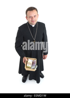 Sacerdote cattolico con piastra di raccolta pieno di banconote in euro Foto Stock