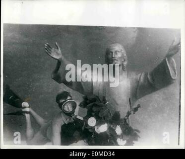 Sett. 09, 1954 - statua posta sul SeabRed ''Gesù dei Deeps'': sessanta subacquei si inginocchiò e premed sessanta metri sotto il mare a San Fruttuose Bay, vicino Potifino sulla Riviera Italiana quando un 8 piedi alto brenze statua- noto come ''Gesù dei Deeps'' è stata calata in mare su una 75-tonnellata base. È dello scultore italiano Guido Galleti ed è di servire come un custode per tutti coloro che hanno a che fare con il mare e come un monumento per coloro che muoiono in mare. Mostra immagine: un subacqueo pone una corona di fiori sulla statua di sessanta metri sotto il livello del mare durante la cerimonia. Foto Stock