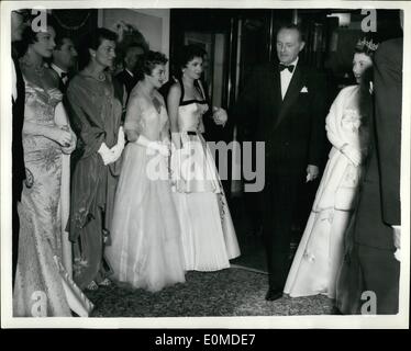 Ottobre 10, 1954 - Italian Film Festival si apre a Londra. Regina assiste Royal Gala Premiere di ''fantasia napoletana'': la Regina, accompagnato dal Duca di Edimburgo e la principessa Margaret ha frequentato la Royal Gala premiere di ''fantasia napoletana" presso il Teatro di Tivoli questa sera. per contrassegnare l'apertura del Festival del Cinema Italiano a Londra. La foto mostra la regina è introdotto per alcuni dei film italiani stelle dall'Ambasciatore italiano quando arrivò al teatro theTivoli questa sera. Foto Stock