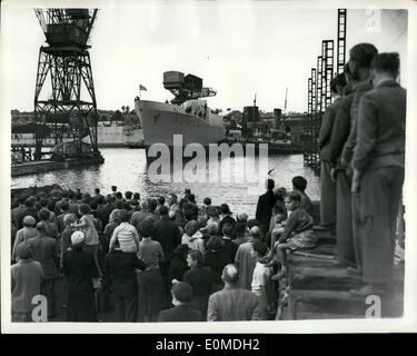 Sett. 09, 1954 - Nuovo anti-sommergibile frigate lanciato a Cowes. H.M.S. Grafton.: H.M.S. Grafton, un anti-sommergibile fregata fu lanciato da Lady Grantham,moglie di Ammiraglio Sir Gut Grantham K.C.B., C.B.E., D.S.O. chi è di prendere in consegna dall Ammiraglio Lord Mountbatten come C. in C. mediterraneo-al Samuel cantiere bianco Cowes, questo pomeriggio. Il recipiente è 310piedi lungo con un fascio di 33 piedi ed è alimentato dal sistema ad ingranaggi di turbine di design avanzato, ella è armata con tre cannoni Bofors e due a tre a botte anti-sommergibile malte lo stesso tipo di design dotato di H.M.S. Rocket Foto Stock