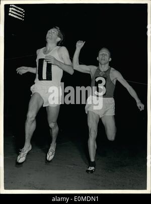 Ottobre 14, 1954 - 14-10-54 Chataway pips Kuts sul montante. Record del mondo schiacciato da cinque secondi. La Gran Bretagna Chris Chataway la scorsa notte ha conquistato una grande 5.000 metri di gara contro Vladimir Kuts, la Federazione mondiale ed europeo detentore di un record in un match tra Londra e Mosca alla Città Bianca. Ha vinto un po' più di un cantiere e, per la gioia della folla di 40.000 spettatori, ha battuto il record mondiale di cinque secondi. La foto mostra: Chataway vince per un cantiere. L'ultimo sforzo tremendo come egli batte Kuts in 5.000 metri presso la Città Bianca la notte scorsa. Foto Stock