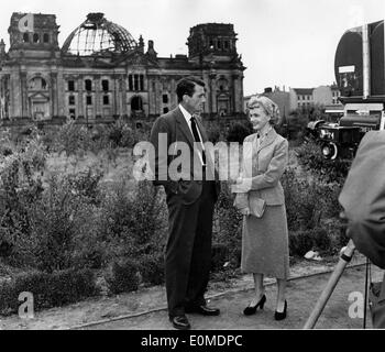 Gregory Peck e Anita Bjork filmare 'Notte le persone' Foto Stock