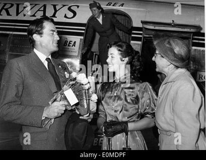 Attore Gregory Peck che vengono accolti all'aeroporto di Rita Gan Foto Stock