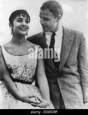 Attore Marlon Brando con la fidanzata Josiane Berenger Foto Stock