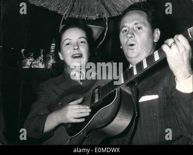 Gen 01, 1955 - La famosa musica giovane Les Paul sono arrivati a Monaco di Baviera: il famoso musica giovane Les Paul e sua moglie Maria Ford sono arrivati a Monaco di Baviera, ma solo per una visita. Essi undertain un viaggio attraverso le grandi città d'Europa solo per i soldi per le spese e non per guadagnare. Egli ha preso solo le sue chitarre con lui per essere fotografato ma egli non dare concerti. Foto Stock