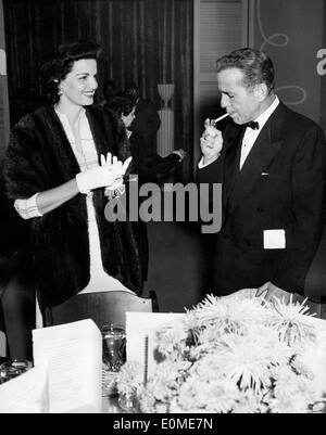 L'attrice Jane Russell chiacchierando con l'attore Humphrey Bogart in corrispondenza di un evento Foto Stock