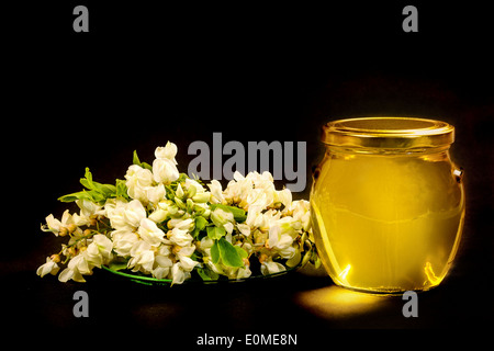 Puro miele di acacia è molto popolare e ambita. Foto Stock