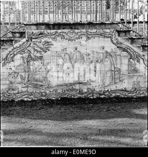 L'Palácio Nacional de Queluz, situato a Queluz, in Portogallo, è uno storico palazzo reale noto per la sua elegante architettura rococò e neoclassica. È stata una residenza reale ed è un sito culturale significativo in Portogallo. Foto Stock