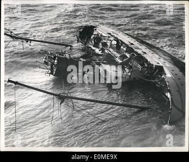 Nov. 11, 1954 - otto intrappolati in scatafascio Lightship. L uomo sta sul lato della nave.: otto uomini sono riportati per essere intrappolati nello scafo del Sud Goodwin Lightship naufragare su Goodwin Sands. Un membro dell'equipaggio è stato visto in piedi sul lato dello scafo - e fu issata per la sicurezza da un elicottero che ha volato per la scena. Egli ha detto il resto dell'equipaggio sono intrappolati sotto- e la Trinity House nave Vestral tratteggi è a posto con ossi-acetykubg apparecchiatura di bordo. La foto mostra vista aerea che mostra il recipiente sul suo lato - mostra in centro - l'uomo in piedi sul suo lato. Foto Stock