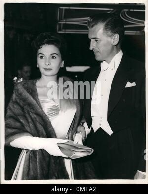 Nov. 11, 1954 - Queen assiste il Royal Film Performance all'Empire Leicester Square. La foto mostra: Jean Simmons e suo marito Stewart Granger, che stars nella pellicola ''Beau Brummell'', che è stato scelto per il Royal prestazioni, visto arrivare. Foto Stock