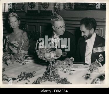 11 novembre 1954 - Haile Selassie a Stoccolma: Haile Selassie, imperatore d'Etiopia, durante la sua visita a Stoccolma, ha tenuto una cena il martedì sera per la famiglia reale svedese, al Gran Hotel. Foto spettacolo dell'Imperatore Haile Selasse (a destra), visto con il Re Gustavo Adolfo e la Principessa Sibilla, durante la cena. Foto Stock