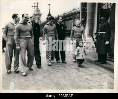 Nov. 11, 1954 - calciatori tedeschi a spasso per Londra a passeggiare davanti al palazzo: Membri del tedesco di calcio che incontra in Inghilterra a Wembley mercoledì - e che è arrivato a Londra solo questa mattina - dovevano essere visto fuori camminare e correre nel parco - Limbering up ecc. La foto mostra i membri del team - indossano le tute sportive - passato a piedi Buckingham Palace al più presto dopo il loro arrivo a Londra questa mattina. Essi sono accompagnati da 2 1/2 anno vecchio Jonathan Gaynor di Edwards Square. Foto Stock