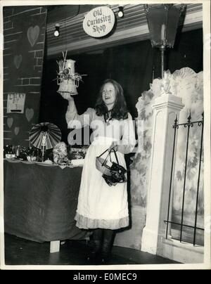 Nov. 11, 1954 - Dickens Fair'': un''Dickens Fair" organizzato dal vecchio di Southwark, il benessere dei cittadini, il Comitato si è tenuta oggi presso la Manor Place bagni. La foto mostra il 13 enne Maria Costello,una ragazza guida, di Rodney road, Walworth vestito come Little Nell vendita da lei in stallo ''Il vecchio negozio di curiosità" presso la Fiera di oggi. Foto Stock