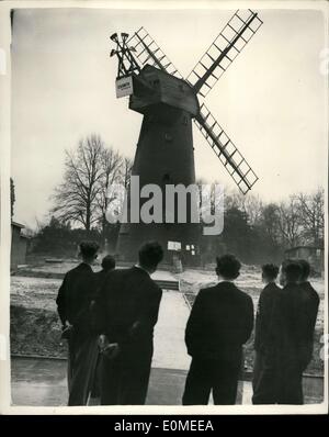 11 gennaio 1955 - Cento anni di vecchio mulino a vento come pezzo centrale di una moderna scuola di grammatica: un secolo vecchio mulino a vento sorge nel centro di nuova costruzione John Ruskin Grammar School a Shirley, Croydon. Il mulino a vento è un punto di riferimento locale e si è convenuto che esso deve rimanere quando i piani per il super moderna scuola erano passati. La foto mostra gli alunni osservando il mulino a vento come visto attraverso uno dei portali moderna dei nuovi edifici scolastici a Croydon oggi. Foto Stock