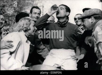 Febbraio 02, 1955 - Jean Behra vince a Pau: corridore francese Jean Behra prende un drink rinfrescante dopo aver vinto il Gran premio gara di Pau. Sulla sinistra la moglie che sembra felice al marito la vittoria. Foto Stock