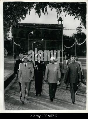 Il 12 Dic. 1954 - Il maresciallo Tito sulla sua visita di stato in Delhi, assiste il ricevimento presso il Red Fort: continua la sua visita di Stato in India il maresciallo Tito - Presidente della Repubblica Jugo-Slavian era accompagnato dal commissario capo di Delhi quando ha partecipato ad un ricevimento Civico presso il Red Fort di Delhi. La foto mostra il maresciallo Tito e il commissario capo di Delhi, il presidente del comitato comunale e altri che arrivano al Red Fort per la ricezione. Foto Stock