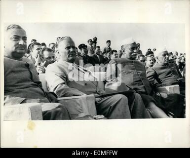 Il 12 Dic. 1954 - Il maresciallo Tito sulla sua visita di Stato in India orologi display montato a Nuova Delhi: continua la sua visita di Stato in India il maresciallo Tito, Presidente della Jugo Slavian Repubblica ha partecipato ad un display montato di sport a Nuova Delhi. Egli era accompagnato dal Presidente dell'India, il Primo Ministro e il Ministro Generale Rajendrasinhji. Mostra fotografica di guardare il montato lo sport a Nuova Delhi sono da sinistra a destra : Generale Rajendrasinhji, il maresciallo Tito, il dottor Rajendra Prasad (prof. dell India), e il sig. Jawaharlal Nehru il Primo Ministro. Foto Stock