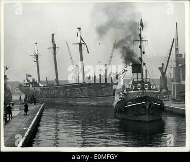 Il 12 Dic. 1954 - ''Cutty Sark'' comincia sul suo ultimo viaggio lasciando la East India Dock.: più famose al mondo per il veliero ''Cutty Shark'' a sinistra la East India Dock questa mattina fro Greenwich dove una speciale dock a secco viene preparato per lei. Quando l'antica nave è stata installata il dock stesso dovrà essere completato e anche la nave è di essere re-truccate e nuovamente montato in un compito che richiederà circa un anno. Esso è stato organizzato dal Cutty Sark Preservation Society. La foto mostra la scena oggi come ''Cutty Sark'' a sinistra la East India Dock sul suo ultimo viaggio questa mattina. Foto Stock