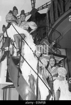 Dic. 27, 1954 - Parigi, Francia - mondo-famoso Moulin Rouge Cabaret, immortalato da Toulouse-Lautrec è situato a Montmartre, il solo posto a Parigi dove si può vedere la vera può Can. Il Moulin Rouge è una destinazione turistica che offre spettacoli di danza e musica per i visitatori adulti provenienti da tutto il mondo. Nella foto: Moulin Rouge, Ensemble di 1954 a Parigi. Foto Stock