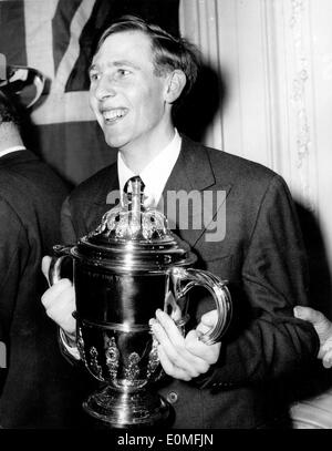 Il dottor Roger Bannister con il suo trofeo in corrispondenza di un evento al Savoy Hotel Foto Stock