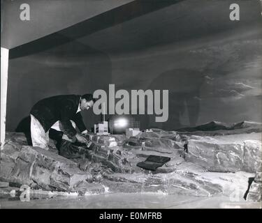 Mar 03, 1955 - Preparazione per la Brussels International Exhibition modello della stazione di potenza (atomico) al Padiglione Britannico: mostra fotografica. Il sig. H. Finch nel nord di Londra lavorando su un modello della centrale nucleare in costruzione a Dounray, Scozia - presso il padiglione "B" della sezione britannica alla Mostra di Bruxelles. Foto Stock