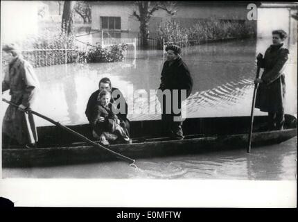 Gen 01, 1955 - Le inondazioni in Francia: una scuola a Chatillon-Sur-Seine, vicino a Troyes, Francia orientale ha dovuto essere abbandonato. La classe camera dove l'albero di Natale non è stato ancora rimosso è allagata. Foto Stock