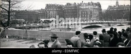 Gen 01, 1955 - Le inondazioni in Parigi parigini è venuto da migliaia di domenica pomeriggio a guardare le acque rigonfie di senna dal Ponte Alma. Foto Stock