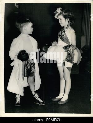 Gen 01, 1955 - Bambini Festa in costume a Mansion House. Keystone Mostra fotografica di:- 5-anno-vecchio Paolo Grose di Southgate, vestito con la sua boxer corredo - adotta una lotta contro la posa per il beneficio di Sandra Rowling, 6, di Winchmore Hill - presso i bambini Festa in costume dato dal signor sindaco e signora presso la Mansion House. Foto Stock