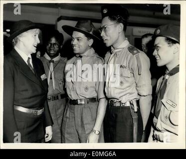 Apr. 12, 1955 - ''Scouting da Mafeking ai tempi moderni" mostra a Oxford Street negozio: quasi 3 mila mq di Selfridge, in Oxford-street negozio sono stati accantonati per il 'Scouting da Mafeking ai tempi moderni'' mostra, che è stato inaugurato oggi da Lady Baden-Powell, moglie del fondatore. La mostra contiene molti cimeli storici di Lord Baden-Powell, che erano in mostra per la prima volta. Lo scopo della mostra è quello di illustrare la crescita di scouting poiché il tempo che Baden-Powell vide le potenzialità dei giovani dal lavoro del ragazzo messaggeri durante l'Assedio di Mafeking Foto Stock