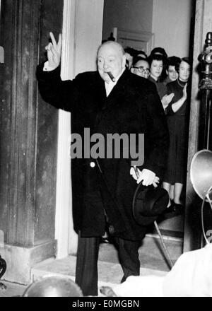 Il Primo ministro Churchill al n. 10 Downing Street Foto Stock