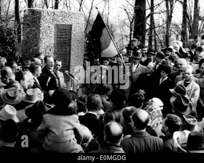 Ex campi di concentramento i prigionieri festeggiare al cimitero Leitenbach Foto Stock