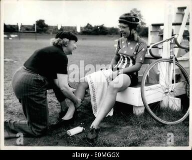 05 maggio 1955 - ciclista ragazza campione dagli Stati Uniti.. Massaggio a Herne Hill. La sig.ra Nancy Neiman di Detroit - la campione americano di Sprint Cycling delle donne che è arrivato ieri a Londra - per una sesulle corse in pista in Europa - è stata da vedere a Herne Hill questa mattina un allenamento. Domani gareggerà contro la signora Daisy Franks, campione britannico di 3,000 metri. Foto spettacoli Miss Nancy Neiman ha un punto di massaggio da Mrs Evelyn Hamilton, Vicepresidente della Woman's Track Association - a Herne ho;; questa mattina. Miss Hamilton è una famosa ciclista femminile. Foto Stock