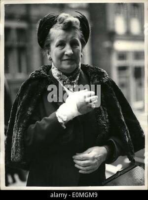 Apr. 04, 1955 - Modello caricato con un omicidio. Testimoniare con feriti mano.: modello bionda Ruth Ellis è comparso in tribunale a Hampstead ieri - caricato con assassinio di 25 anno vecchio racing driver David Blakely in una strada tranquilla di Hampstead. Si è detto che ha sparato sei scatti a lui. Tra questi dando evidenza è stata la Signora Gladys Yule della Collina del Parlamento - che era vicino la scena della sparatoria - e che è stato ferito in mano. La foto mostra la sig.ra Gladys Yule con la sua ferita mani. Lei ha dato prova in sede di udienza. Foto Stock