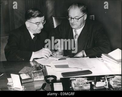 Maggio 05, 1955 - Quando immediatamente.: dopo aver concluso con successo la Treaty-Conference con gli ambasciatori delle quattro potenze, ministro degli Affari Esteri Dr.Leopoldo Figle arrivati presso la cancelleria sulla Ballhausplatz. La foto mostra il Leopold Figl è informare il cancelliere Julius Raab. Foto Stock