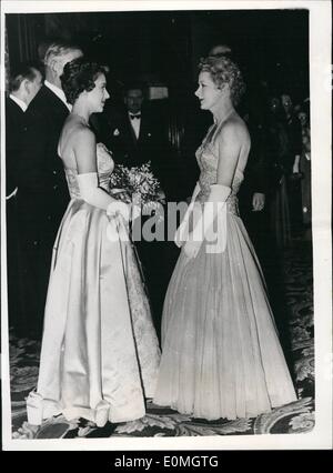 05 maggio 1955 - La Principessa Margaret assiste Premiere. S.a.r. La principessa Margaret questa sera hanno partecipato al World Premiere del film ''Dam Busters'' in aiuto della R.A.F. Associazione, all'Impero, Leicester Square. La foto mostra: S.A.R. La principessa Margaret, visto a parlare con la Sig.ra Eva Hyman, la vedova del compianto Wing Commander Guy Gibson, V.C., che ha guidato il raid su dighe. Foto Stock