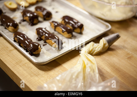 Rendendo eclairs da zero Foto Stock