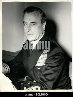 Apr. 04, 1955 - Earl Mountbatten assume le sue funzioni come primo signore del mare: Earl Mountbatten, 57, un cugino della Regina Elisabetta II, e lo zio del Duca di Edimburgo, ha assunto le sue funzioni come primo signore del mare. Fino a poco tempo fa egli ha comandato il britannico della flotta del Mediterraneo e il Mediterraneo navale e forze aeree di Organizzazione del Trattato del Nord Atlantico paesi. Per il mese scorso ha compiuto un giro di ispezioni delle basi navali e Admiralty dipartimenti in tutte le parti del paese. La foto mostra l'Ammiraglio Earl Mountbatten di Birmania, raffigurato nella sua stanza presso l'Ammiragliato questa mattina. Foto Stock