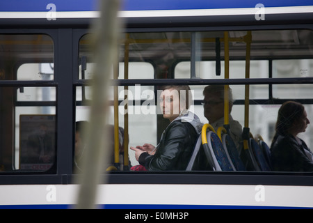 Un " commuter " in un bus è visto a Bydgoszcz (Polonia). Foto Stock