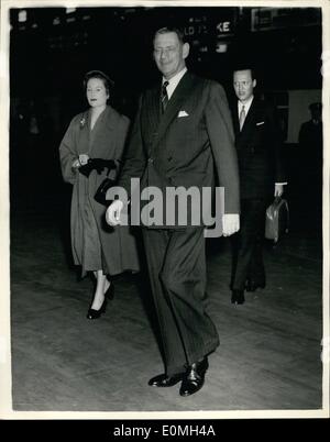 05 maggio 1955 - il re Federico di Danimarca arriva a Londra: il re Federico di Danimarca è arrivato a Londra oggi per una visita di tre giorni. Domani egli visita Canterbury per presentare i nuovi colori per il Royal East Kent Regiment, ''i buffs'', di cui egli è il colonnello- in - Capo. La foto mostra il re Federico visto sul suo arrivo a Liverpool Street Station. Con lui è Prince George e sua moglie Princess Anne, che lo incontrò al suo arrivo. Foto Stock