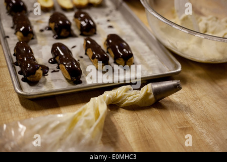 Rendendo eclairs da zero Foto Stock