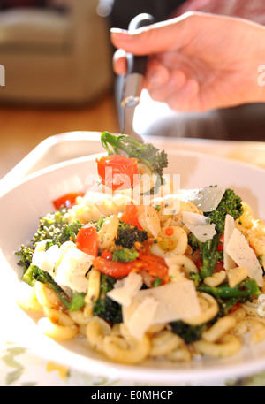 Ciotola di Messicani pasta con pomodori ciliegia , broccoli e formaggio parmigiano Foto Stock