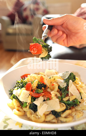 Ciotola di Messicani pasta con pomodori ciliegia , broccoli e formaggio parmigiano Foto Stock