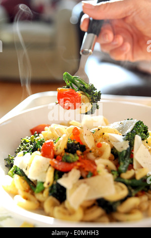 Ciotola di Messicani pasta con pomodori ciliegia , broccoli e formaggio parmigiano Foto Stock