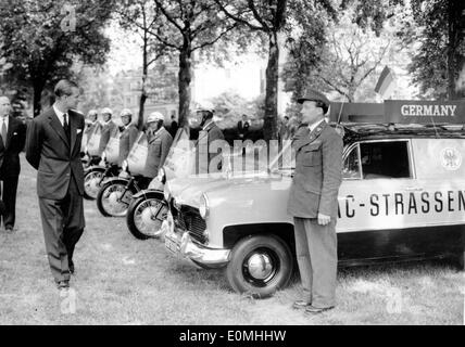 Il principe Filippo ispeziona le automobili in Regents Park Foto Stock